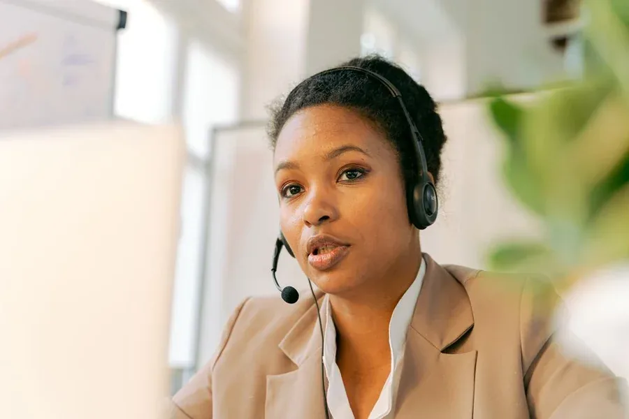 An advisor ready to help by phone